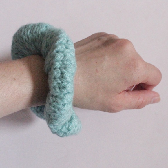 Handmade Women’s Chunky Knit Teal Headband and Scrunchie Set - Picture 7 of 7